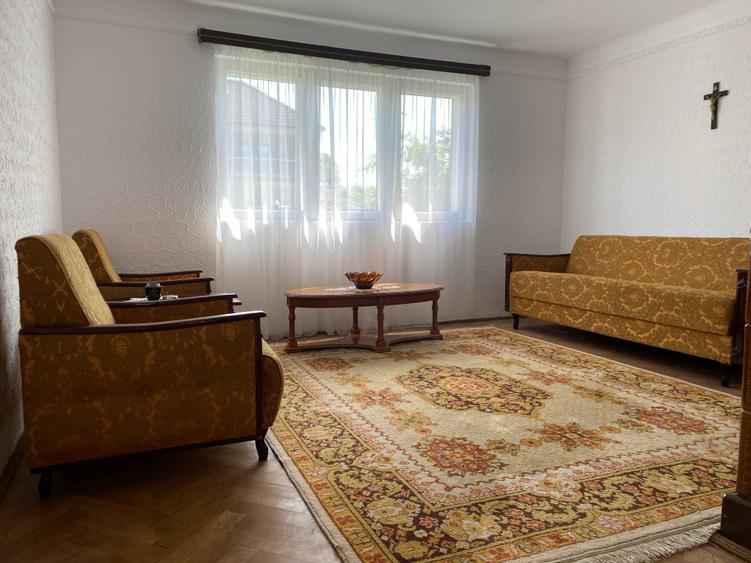 Casă cu 4 camere decomandat în Central
