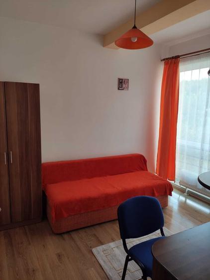 Apartament cu 3 camere semidecomandat în Casele Micești