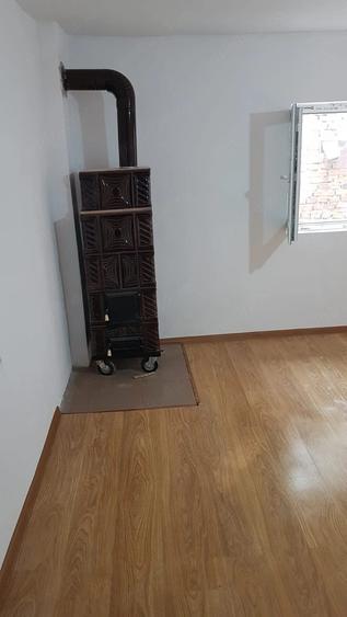 Casă cu 2 camere cu Teren 5000 Mp în Drăgășani