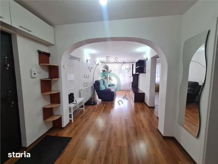 Apartament cu 3 camere semidecomandat în Triaj