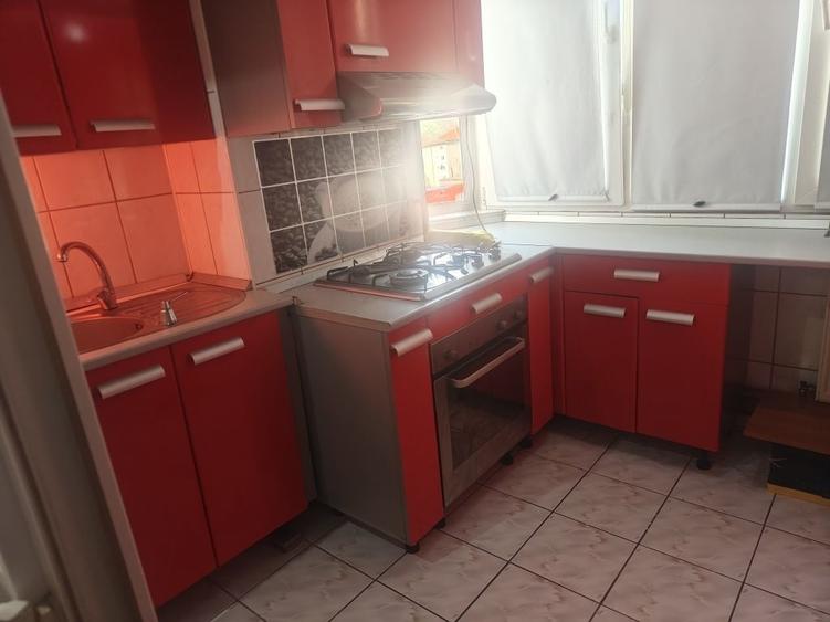 Apartament cu 3 camere decomandat, mobilat în Central