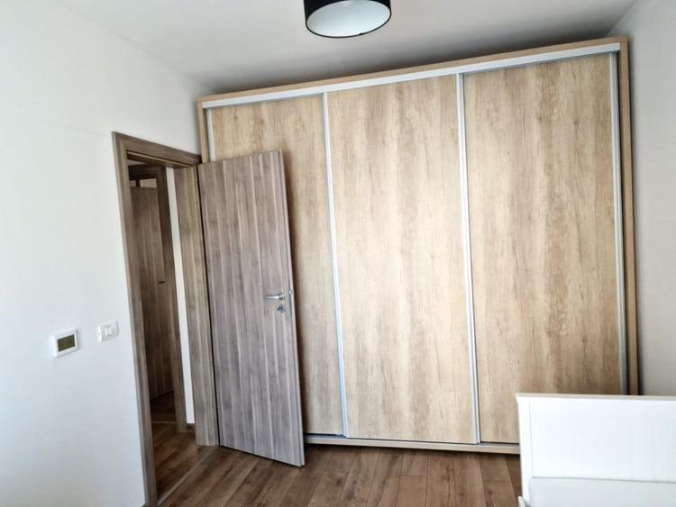 Apartament cu 3 camere semidecomandat, mobilat în Dumbrăvița