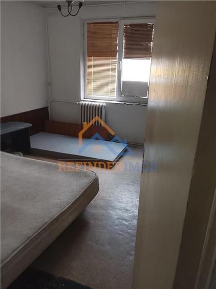 Apartament cu 4 camere semidecomandat în Rahova