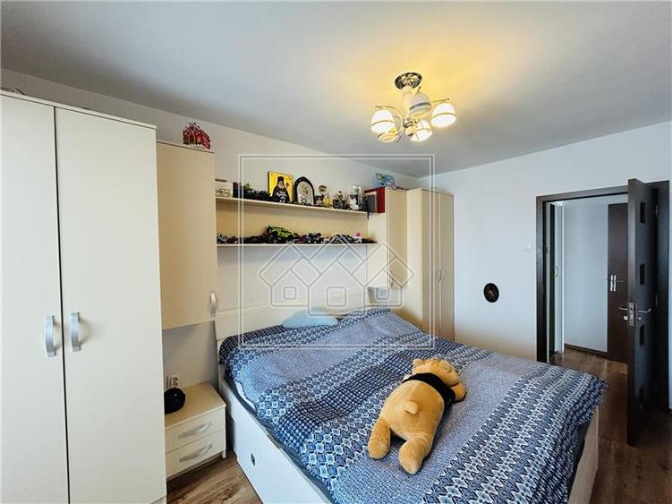 Apartament cu 3 camere semidecomandat în Turnișor