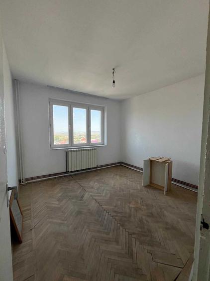 Apartament cu 3 camere decomandat în Exterior Vest