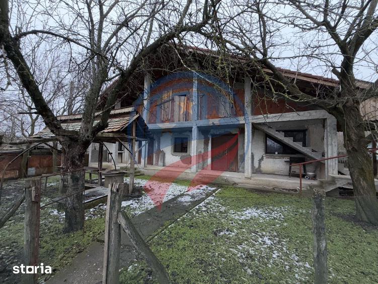 Casă cu 5 camere cu Teren 2540 Mp în Central