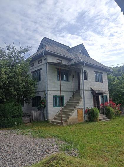 Casă cu Teren 35000 Mp în Strâmtura