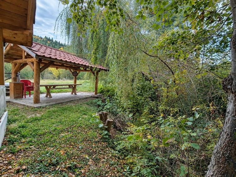 Casă individuală cu 4 camere cu Teren 2000 Mp în Vulcan
