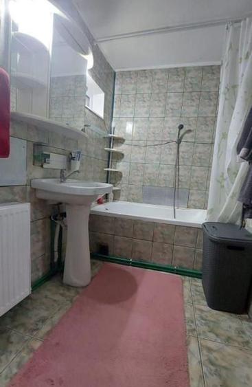 Casă cu 5 camere cu Teren 180 Mp în Republicii