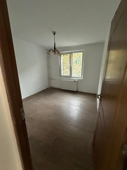Apartament cu 3 camere semidecomandat în Titan