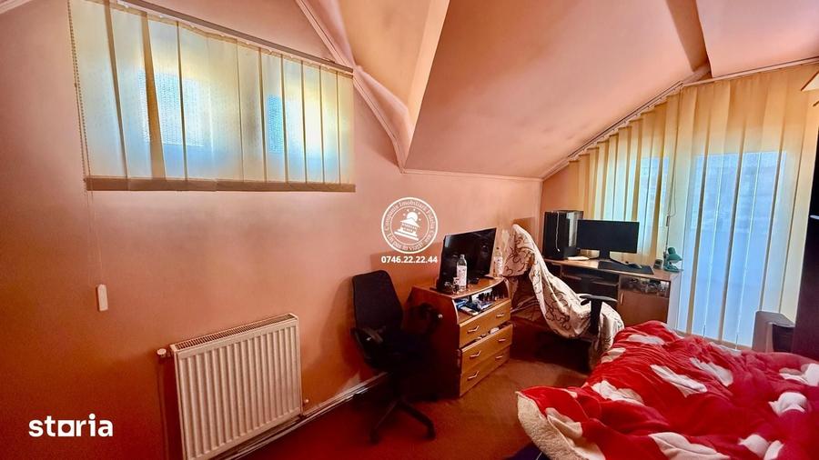 Casă cu 8 camere cu Teren 250 Mp în Păcurari