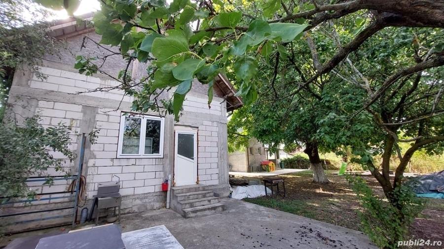 Casă cu 5 camere cu Teren 1073 Mp în Poienarii Burchii