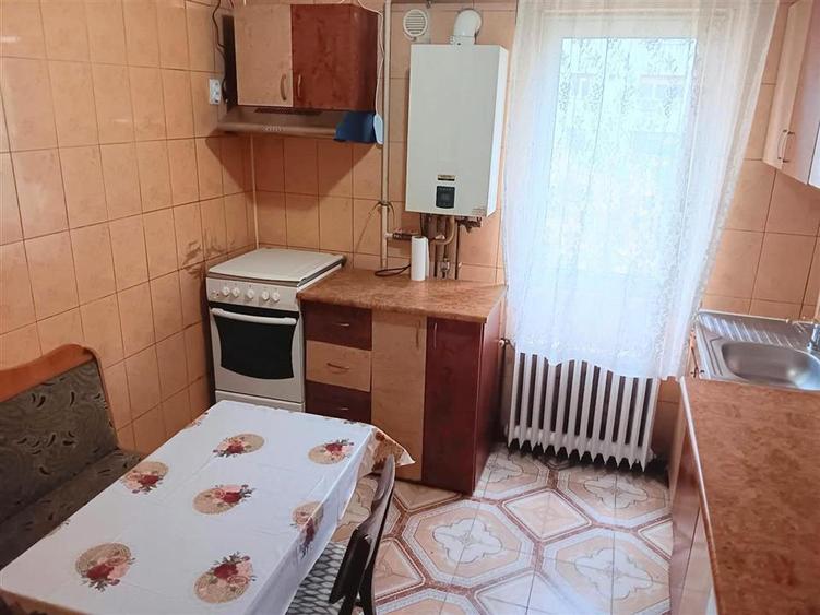 Apartament cu 2 camere semidecomandat, mobilat în Podu Roș