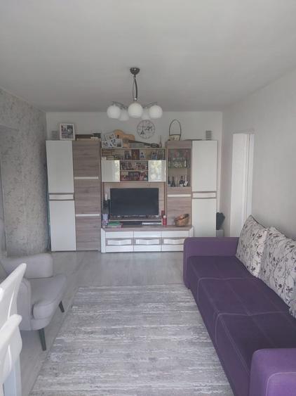 Apartament cu 3 camere în Costin Georgian