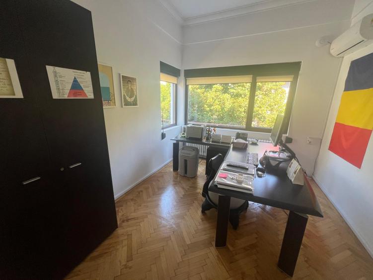 Apartament cu 4 camere decomandat în Capitale