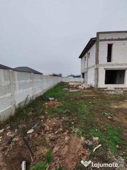 Casă cu 4 camere cu Teren 450 Mp în Malu Mare