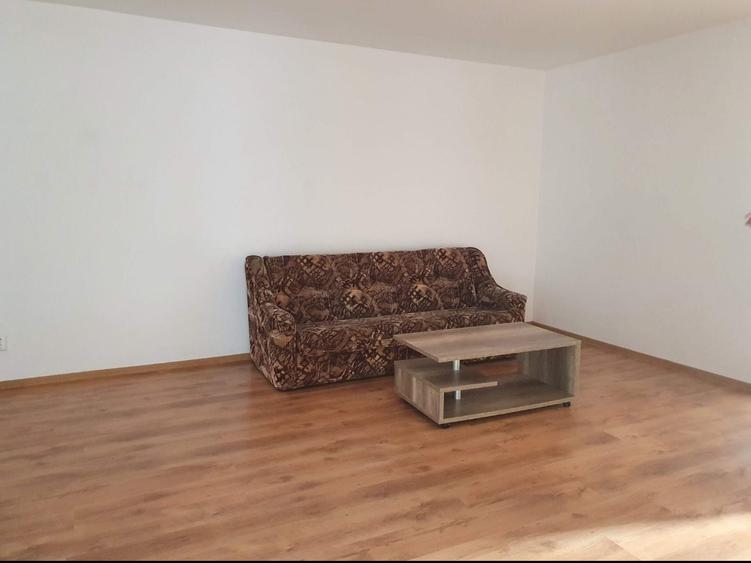 Apartament cu 3 camere decomandat în Florești