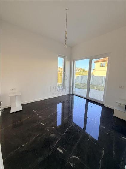 Duplex cu 3 camere cu Canalizare în Albina