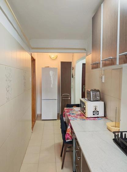Apartament cu 3 camere semidecomandat în Radu Negru