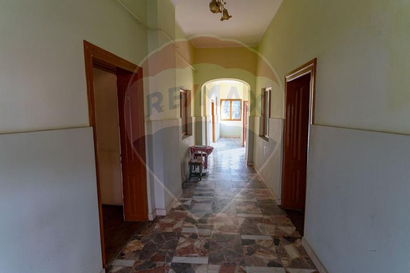 Casă cu 4 camere cu Teren 818 Mp în Central