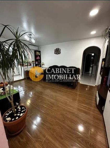 Apartament cu 3 camere semidecomandat, mobilat în Alexandru cel Bun