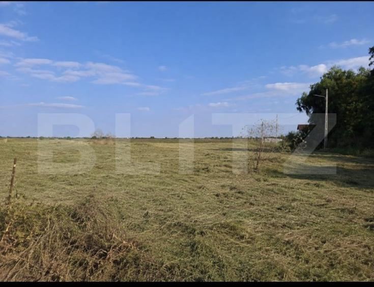 Teren de 2500 mp, în Matraca