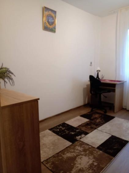 Apartament cu 3 camere semidecomandat în Berceni