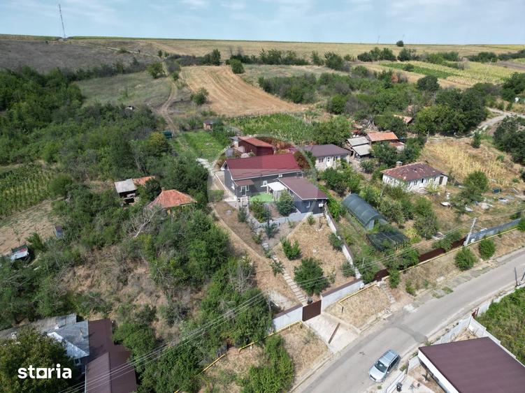 Casă cu 5 camere cu Teren 5300 Mp în Găvănești