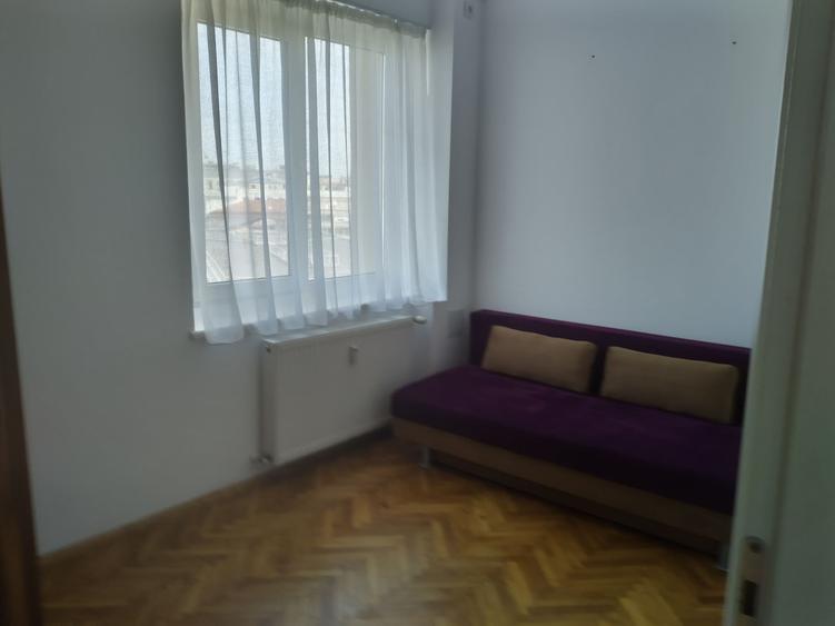 Apartament cu 3 camere semidecomandat în Sala Palatului