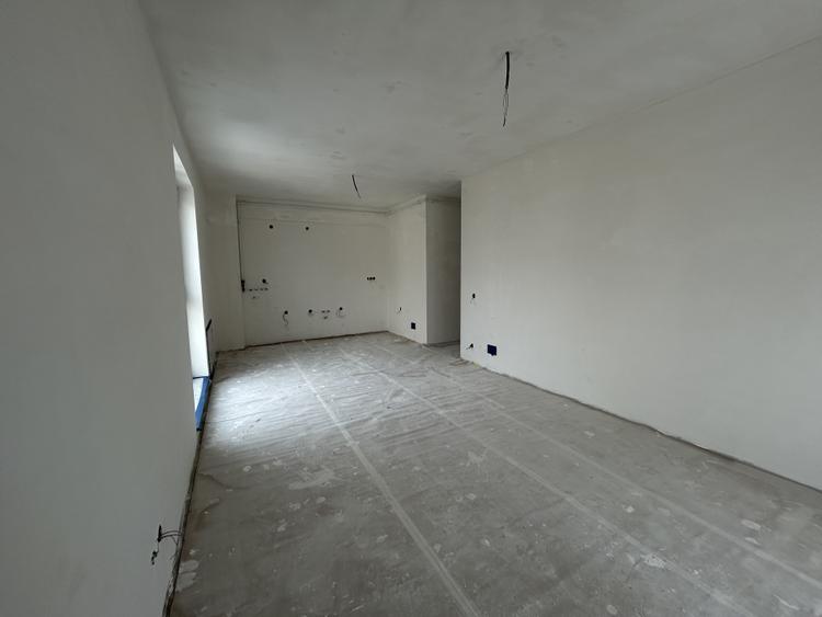 Apartament 3 camere, semidecomandat , finisat , zona Tineretului - 1