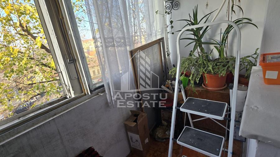 Apartament cu 4 camere semidecomandat în Cetății