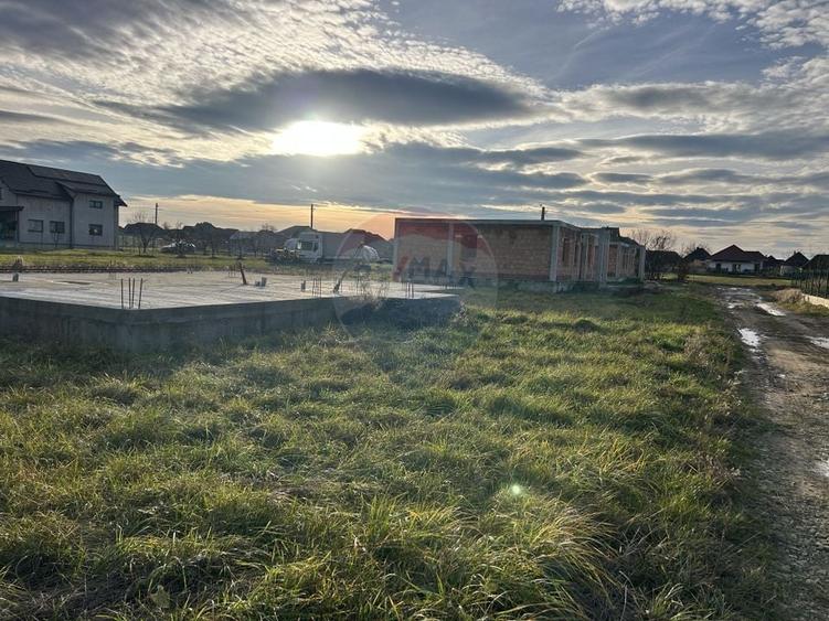 Casă individuală cu 4 camere cu Teren 500 Mp în Mocira