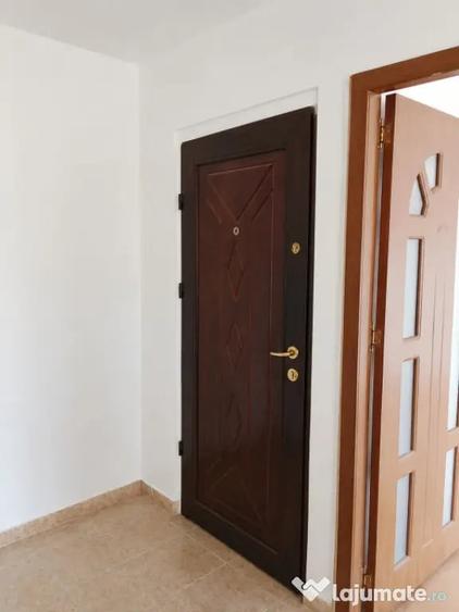 Apartament cu 3 camere decomandat în Rovine