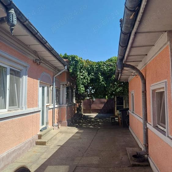 Casă cu 6 camere cu Teren 714 Mp în Săbăreni