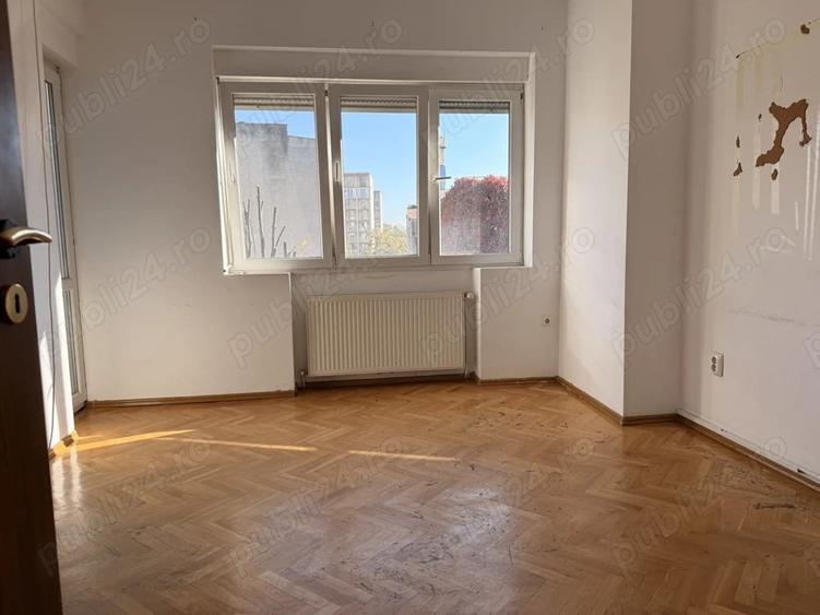 Apartament cu 5 camere decomandat în Amzei