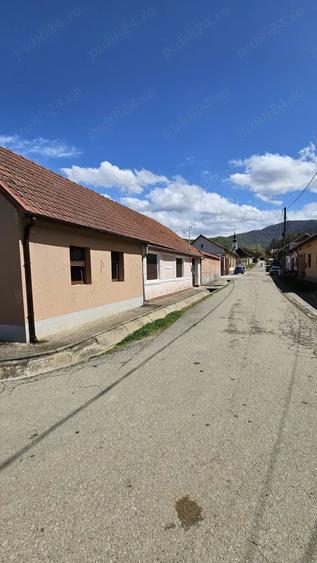 Casă cu 2 camere cu Teren 180 Mp în Feneș