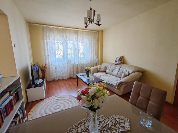 Apartament cu 4 camere semidecomandat, mobilat în Brâncoveanu