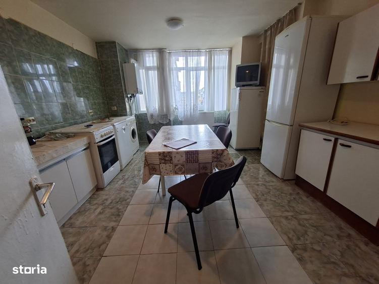 Apartament cu 4 camere decomandat în Cetate
