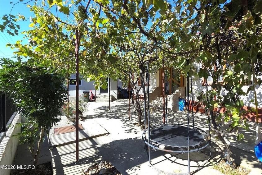 Casă individuală cu 5 camere cu Canalizare în Castelu