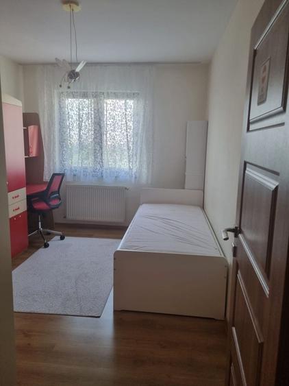 Apartament cu 3 camere decomandat în Runcu