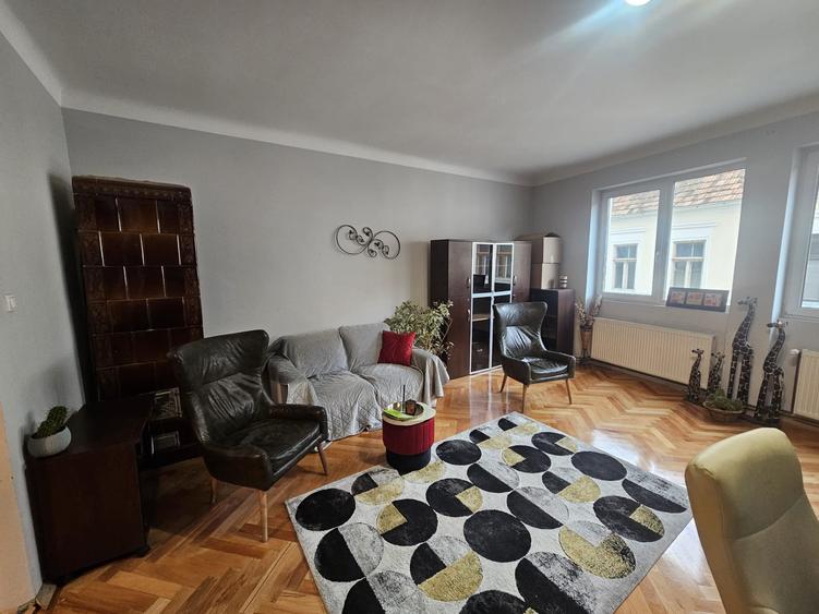 Apartament cu 3 camere semidecomandat, mobilat în Central