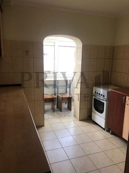 Apartament cu 3 camere decomandat în Baba-Dochia