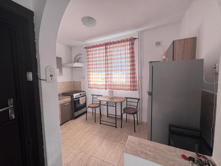 Apartament cu 3 camere decomandat, mobilat în Baba Novac