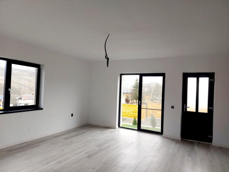 Casă individuală cu 4 camere cu Teren 500 Mp în Corușu