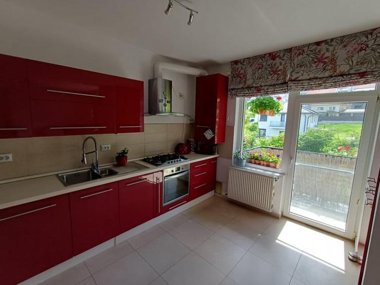 Apartament cu 3 camere decomandat în Câmpului