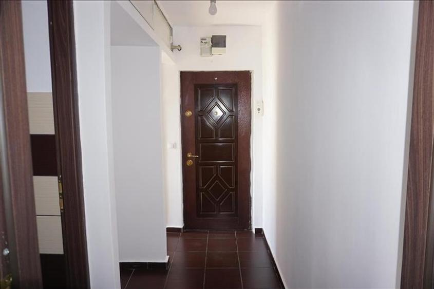 Apartament cu 3 camere semidecomandat, mobilat în Craiovița Nouă