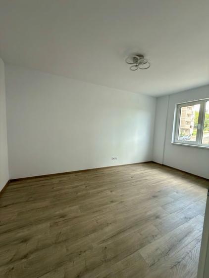 Apartament cu 5 camere semidecomandat în Central