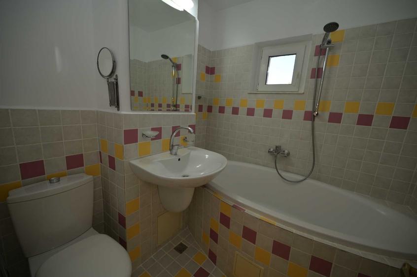 Apartament cu 4 camere decomandat în Faleza Nord