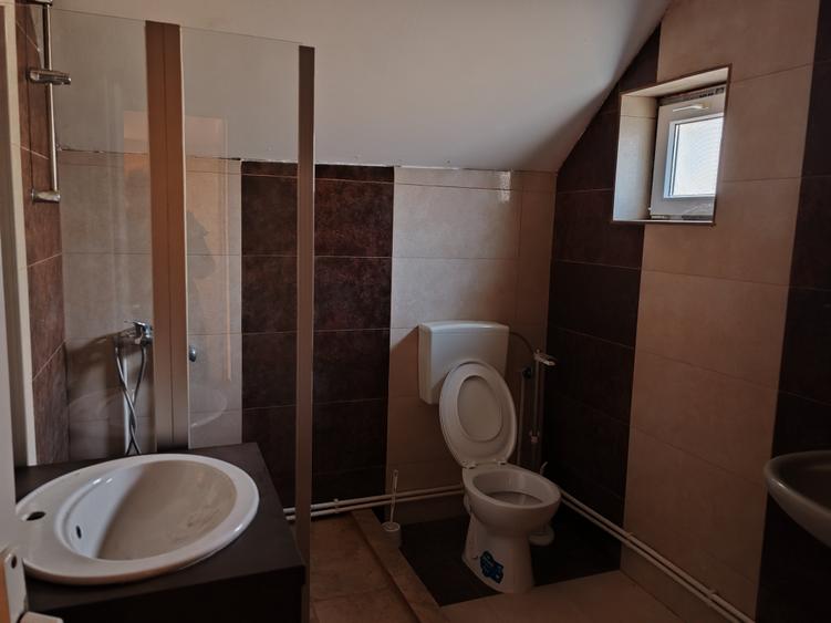Casă cu 7 camere cu Canalizare în Satu Nou