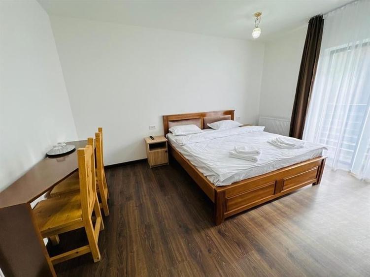 Casă individuală cu 5 camere cu Teren 7555 Mp în Central